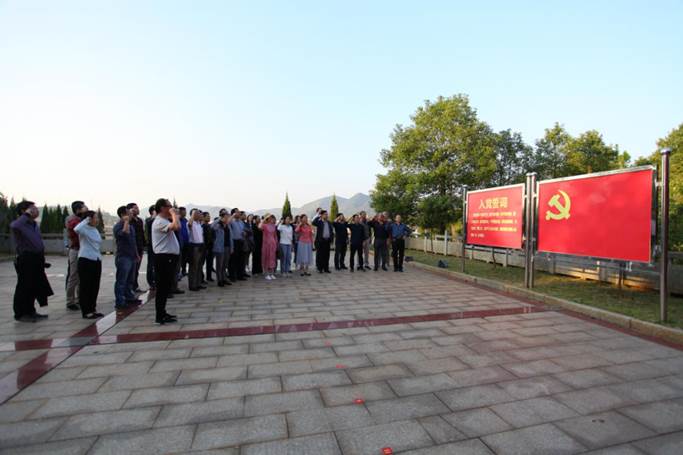 ok138cn太阳集团古天乐的老师们在夏明翰雕像前的党旗下重温入党誓词 (2)