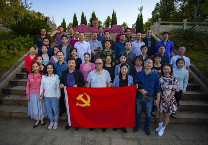 ok138cn太阳集团古天乐的老师们在夏明翰雕像前合影留念